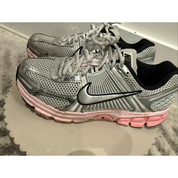 Nike Women's Zoom Vomero 5 Running Shoes Mesh Sneaker Shoes Silver Pink Size 7.5 - Picture 1 of 12